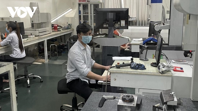 Doanh nghiệp ở TP.HCM thận trọng tái sản xuất
