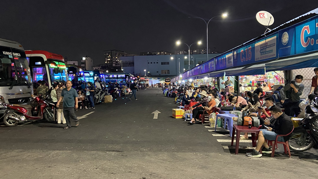 Người dân bắt đầu rời TPHCM, đón xe về quê ăn Tết